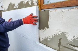 travailleur-de-la-construction-installant-des-feuilles-d-isolation-en-polystyrene-sur-le-mur-de-facade-de-maison-1